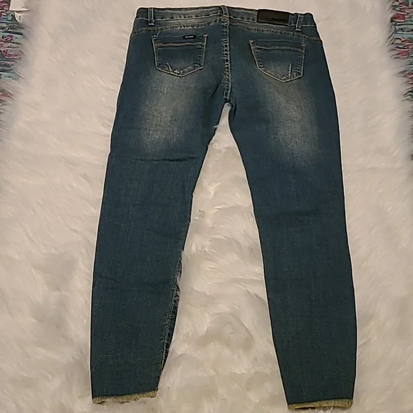 Distressed Jean's - Picture 4 of 6